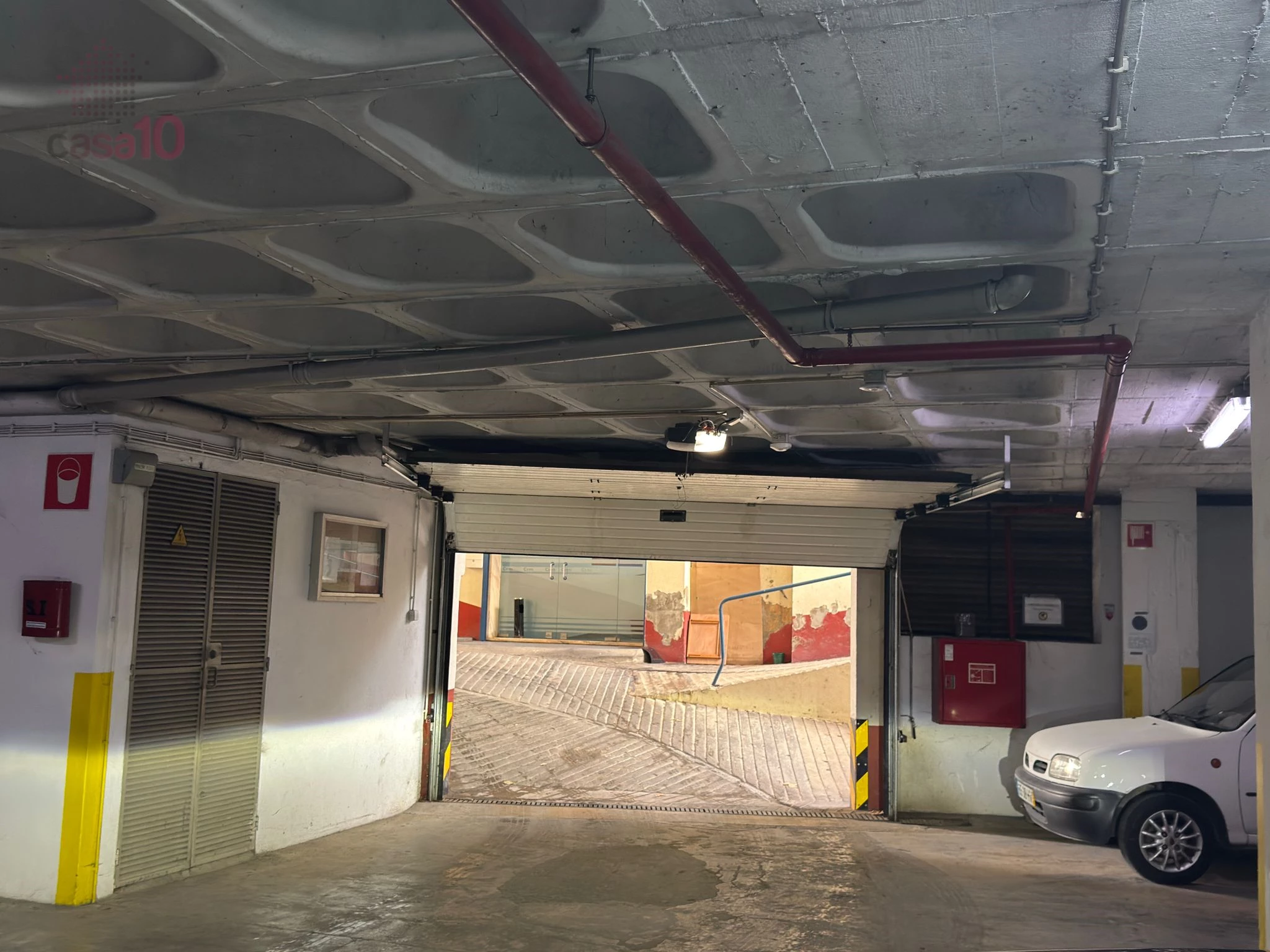 PARKING SPACE IN A CLOSED GARAGE, FOR RENT, IN MONTIJO